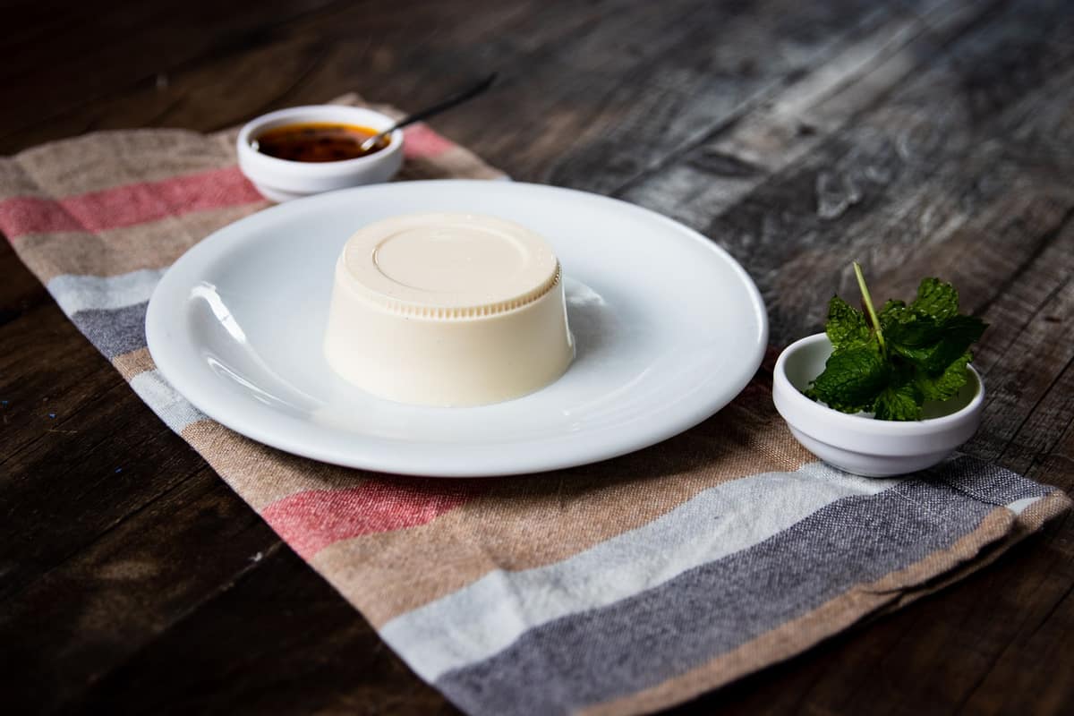 A wobbling panna cotta — a dessert set with bloomed gelatin