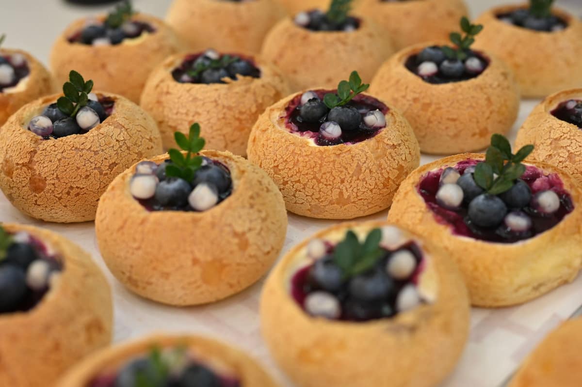 Choux buns with crackled golden craquelin tops