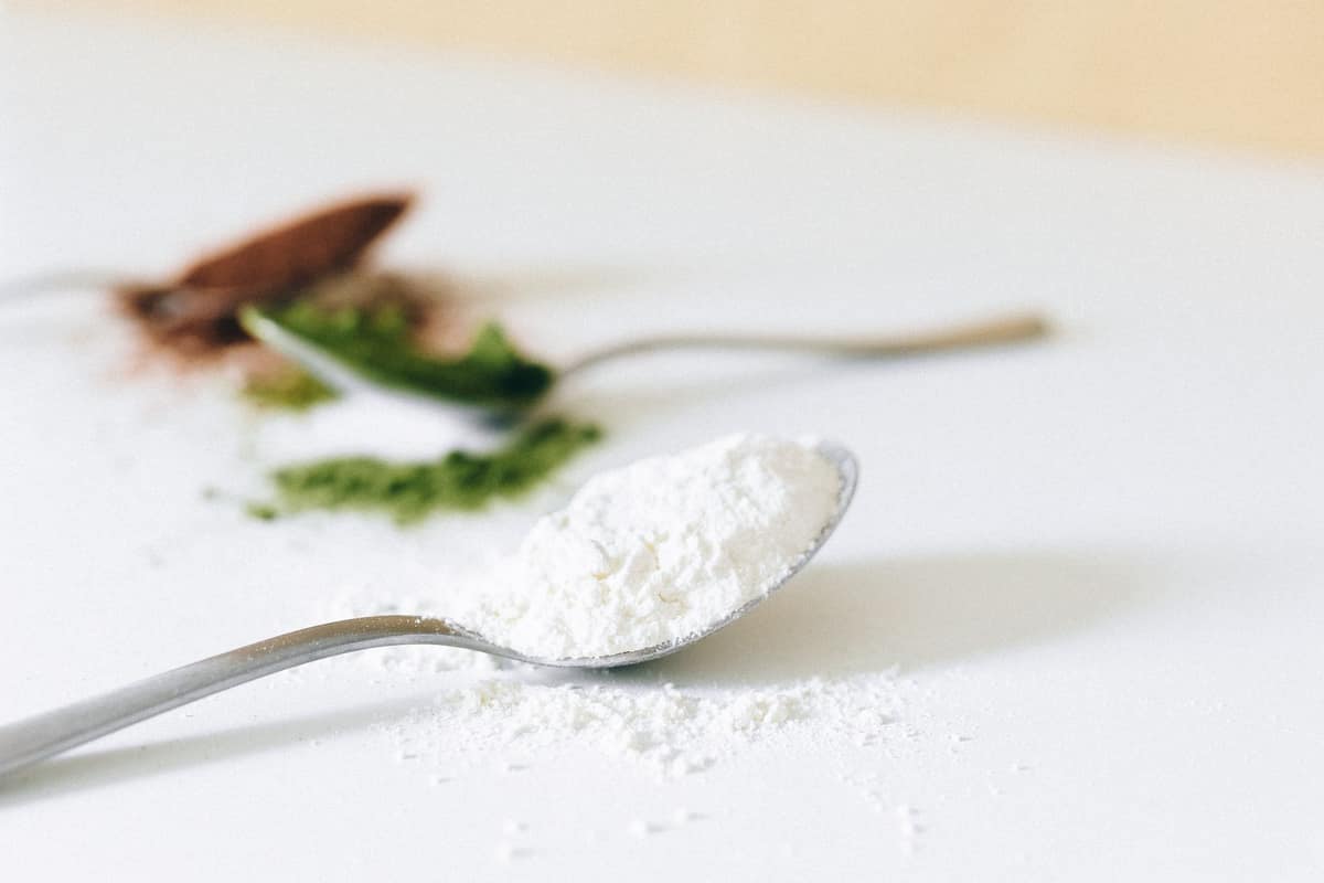 A spoonful of white leavening powder ready for the flour bowl