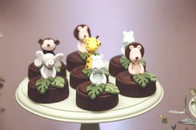 Sculpted chocolate figures decorating small cakes