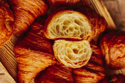 A croissant cross-section showing honeycomb lamination